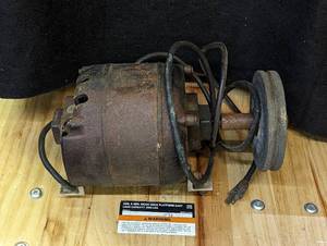 lot 725 image: Vintage Sunlight Motors Packard Electric