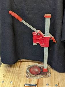 lot 734 image: Made in Italy Vintage Bottle Capper
