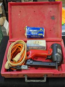 lot 735 image: Crain #830 Pro-Tacker for Carpet Installation, Duo-Fast Staples 916