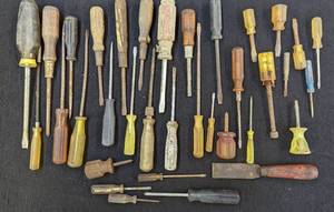 lot 736 image: Different kinds of Screwdrivers