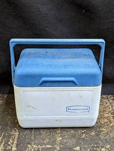 lot 759 image: Vintage Rubbermaid Cooler