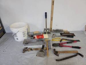 lot 542 image: Hammers  crowbar  bolt cutter  roller  putty knife & more