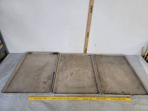 lot 543 image: (3) Metal pan rack for shelves