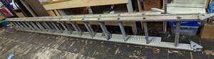 lot 787 image: 30ft extension Ladder.