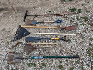 lot 590 image: Long handle yard tools