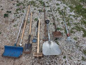 lot 591 image: Long handle yard tools