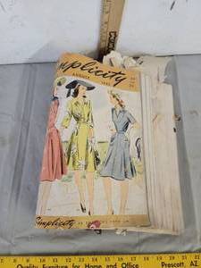 lot 550 image: Simplicity pattern catalog