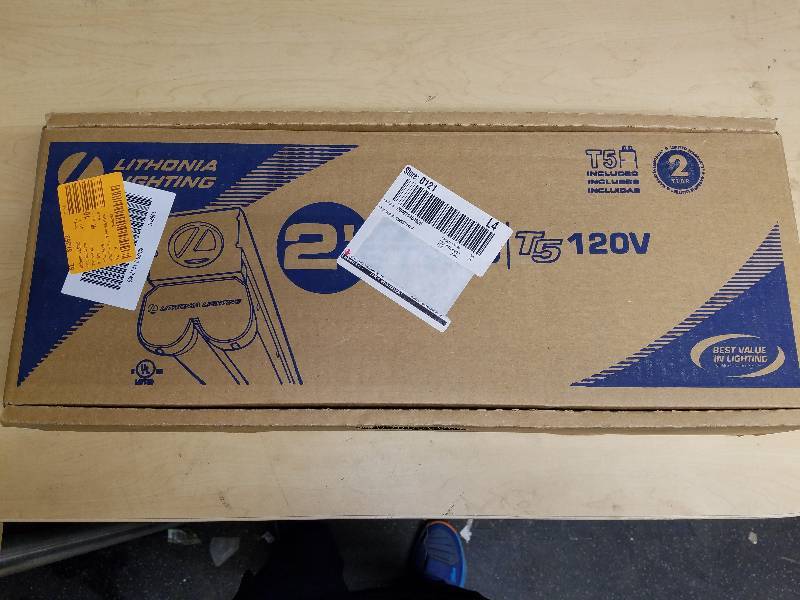 lot 1831 image: Lithonia Lighting 6 pk soft white double lamp troffer lights