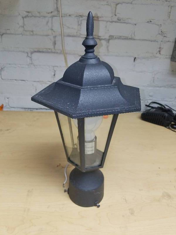 lot 1906 image: Post Lantern