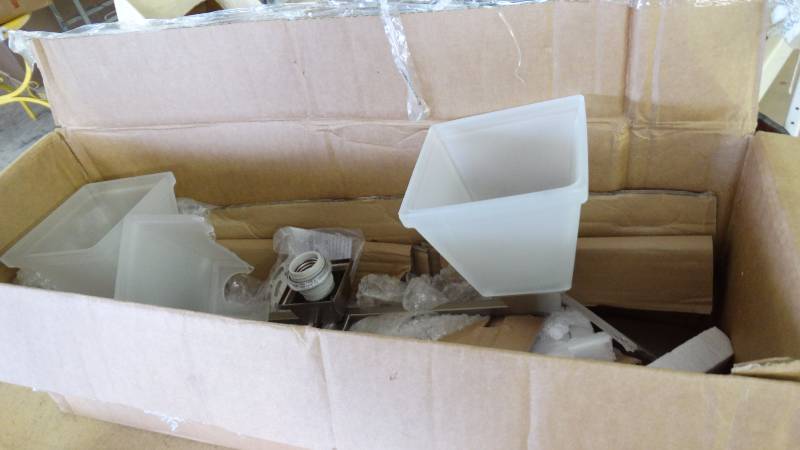 lot 259 image: Progress lighting light fixture, 1 bowl broke.