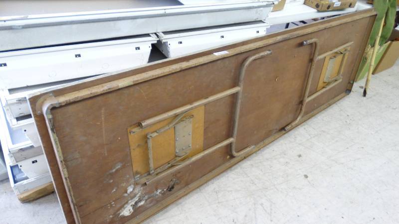 lot 269 image: 8 foldable table.
