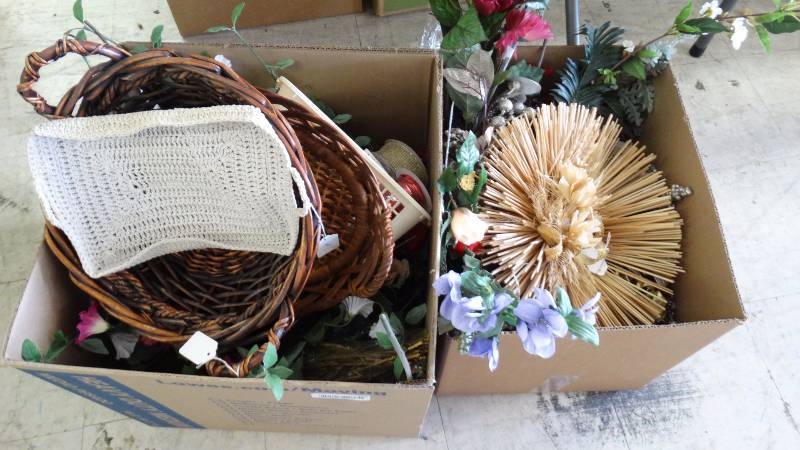 lot 273 image: Baskets & house decor.