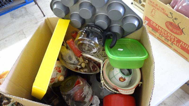 lot 275 image: Various kitchen ware.