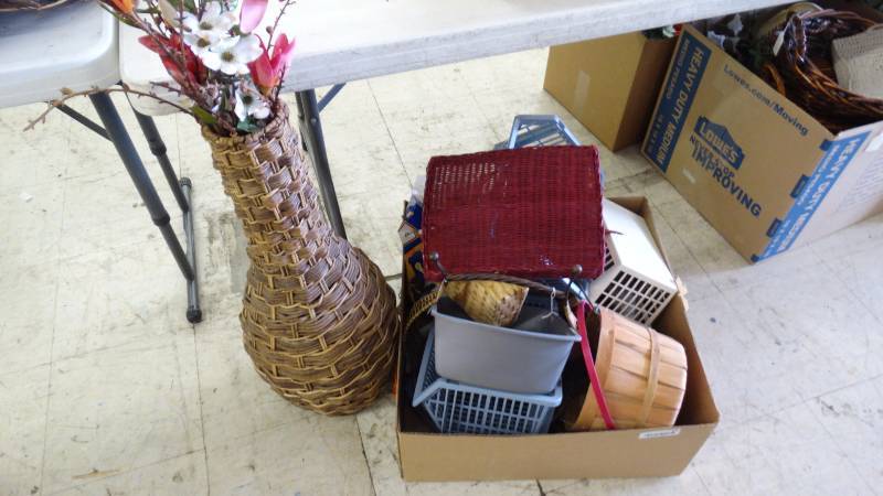 lot 276 image: Lot of baskets & decorative vases.
