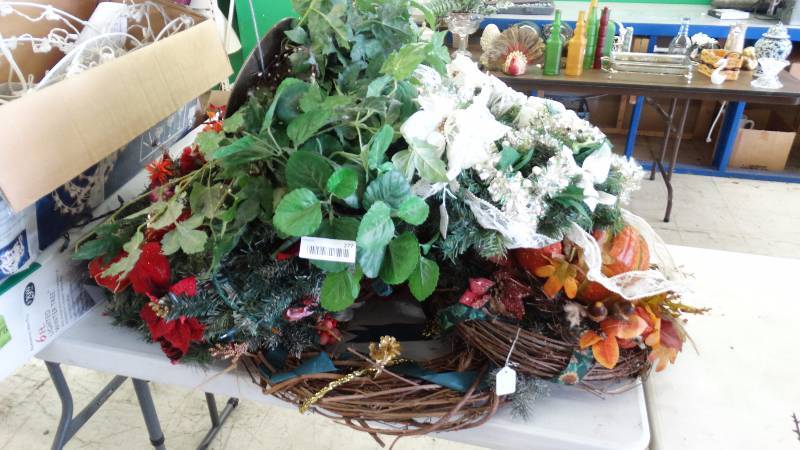 lot 277 image: Lot of decor.