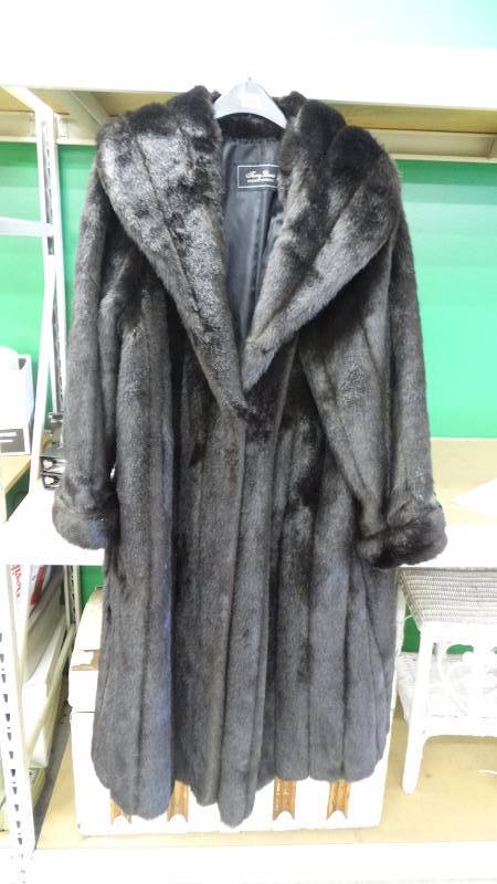 lot 284 image: Terry lewis 1x mod acrylic coat.