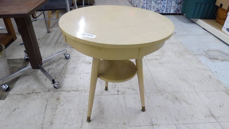 lot 287 image: Round table wunderneath.