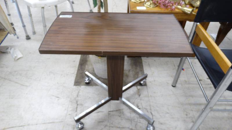 lot 288 image: Table on wheels.