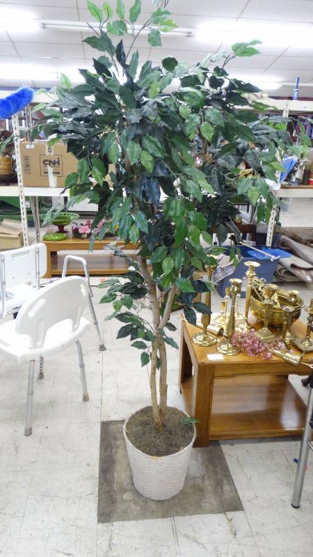lot 289 image: Fake tree.