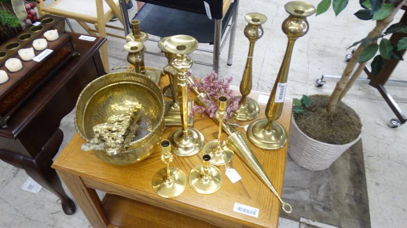 lot 290 image: 10 Candle  sticks, 3 wall hangers bowl & 3 items.