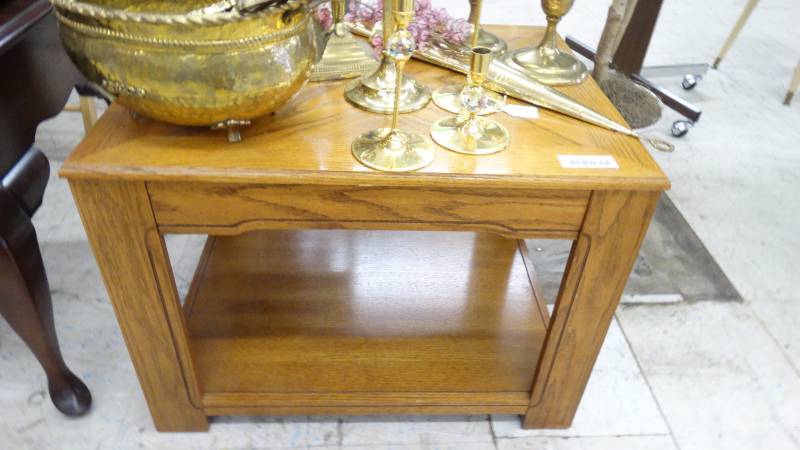 lot 291 image: End table wunderneath, NO contents.