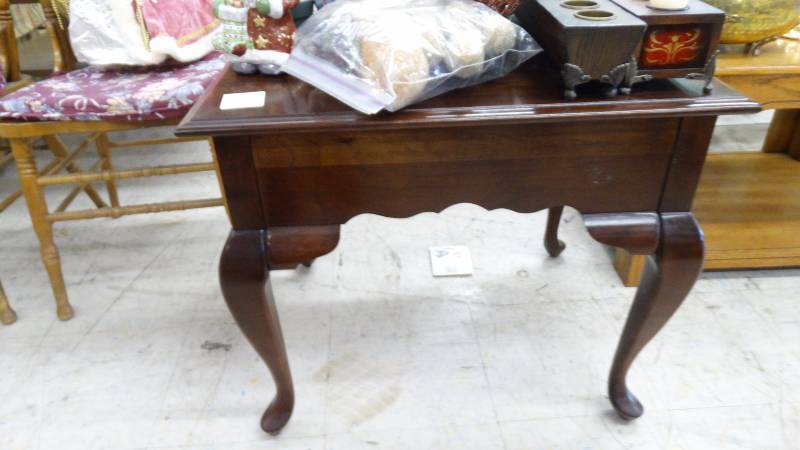 lot 294 image: End table w1 drawer, NO contents.