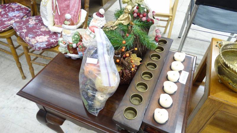 lot 295 image: Christmas decor.