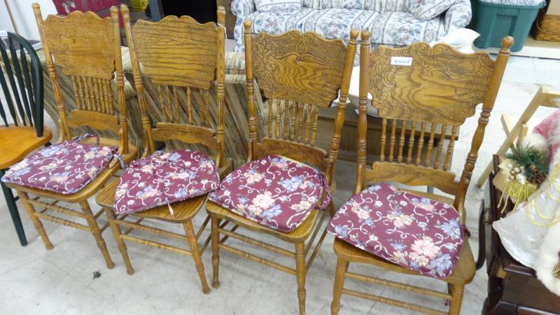 lot 296 image: Lot of 4 chairs & cushions.