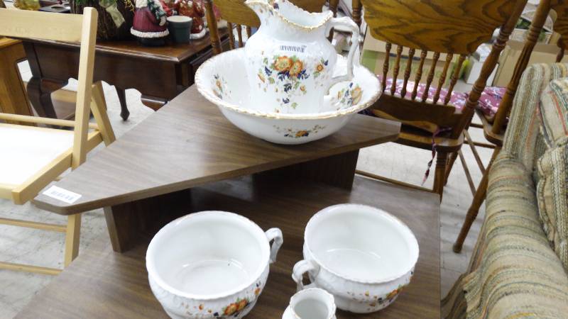 lot 298 image: 5 Piece england glass set.