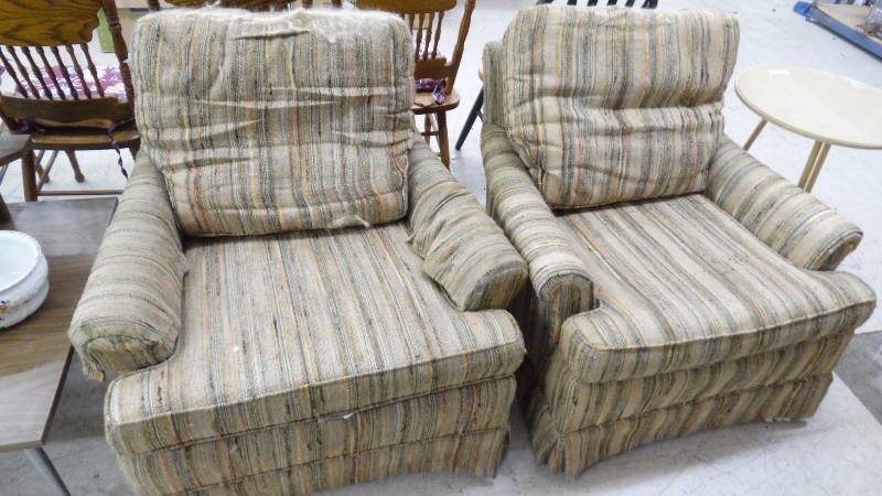 lot 299 image: 2 Sitting chairs.