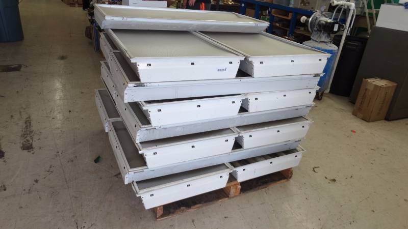 lot 256 image: Pallet of light fixtures.