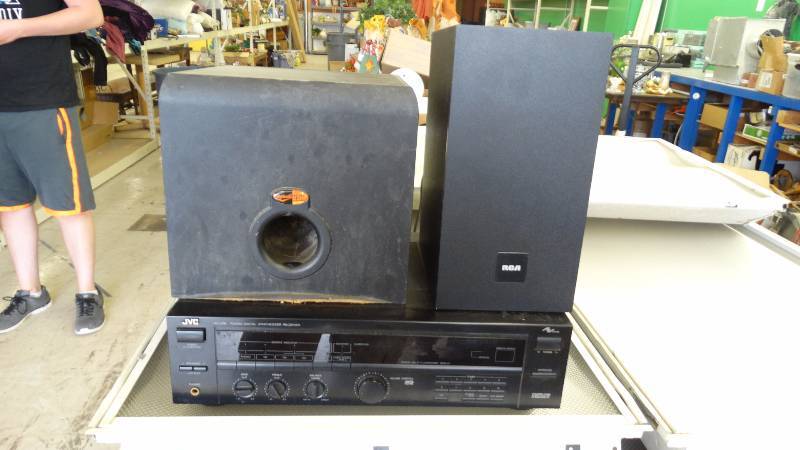 lot 257 image: Klipsch speakers & JVC receiver.