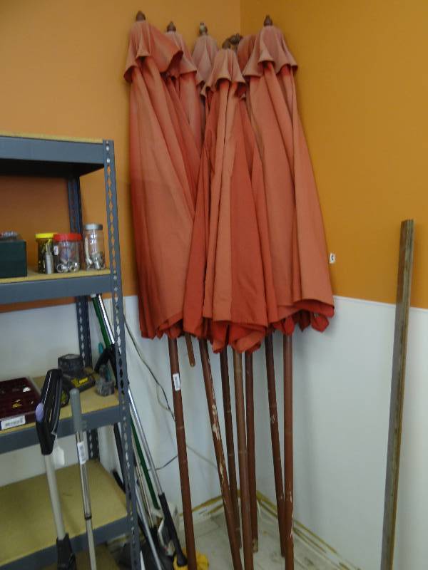 lot 302 image: 7 Patio umbrellas.