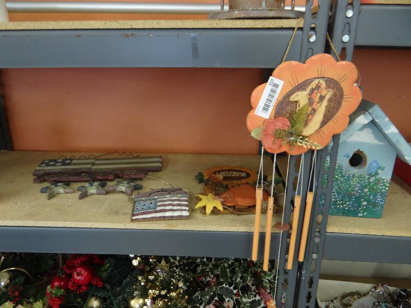 lot 310 image: Outdoor decor.