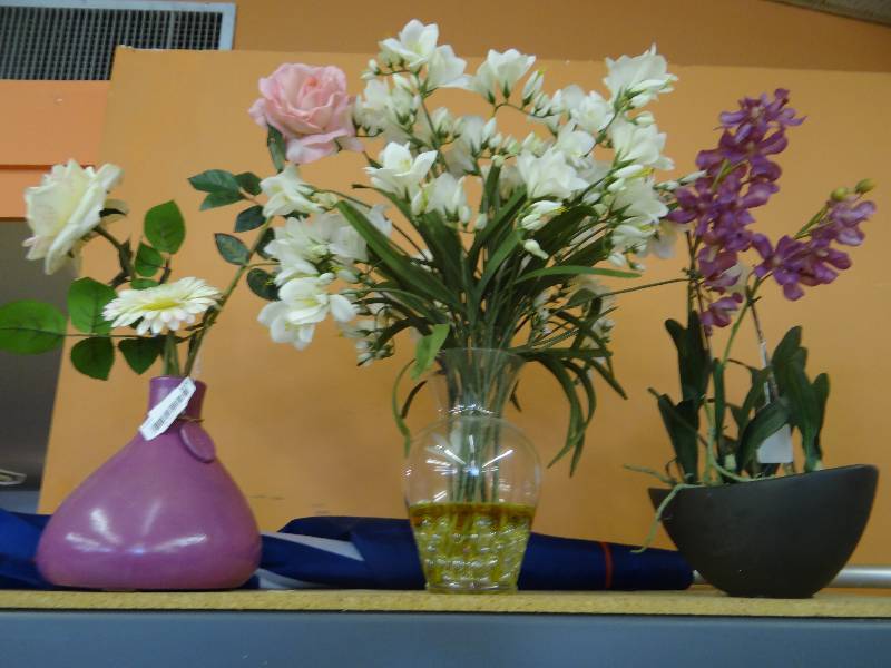 lot 319 image: 3 Fake plants.