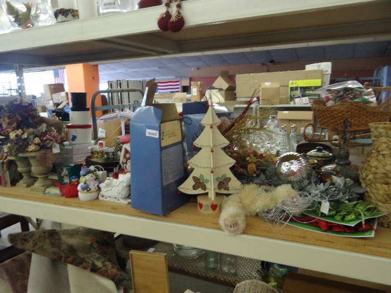lot 322 image: Large lot of holiday decor.
