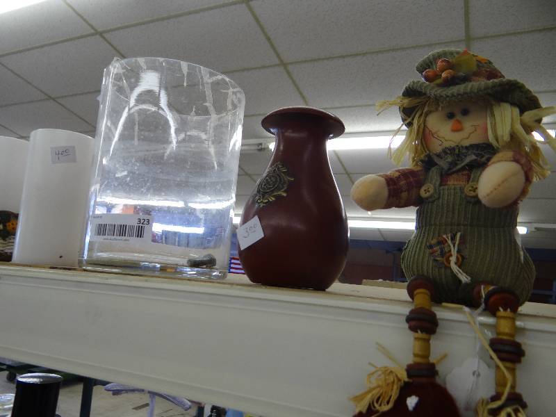 lot 323 image: Lot of vases.