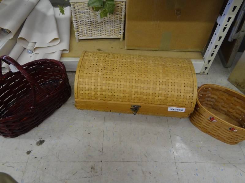 lot 324 image: Lot of wicker baskets.