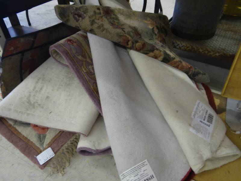 lot 327 image: Lot of rugs.