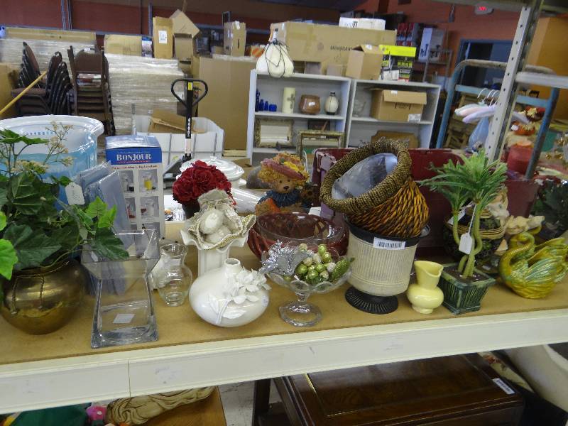 lot 329 image: Lot of home decor.