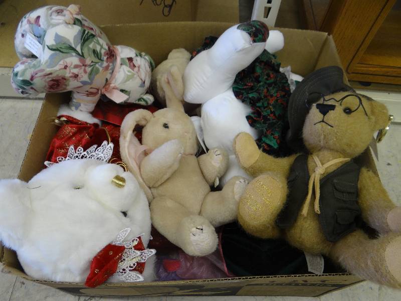 lot 334 image: Lot of stuffed animals.