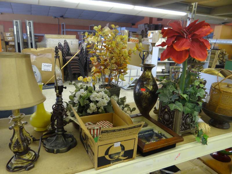 lot 335 image: Lot of home decor.