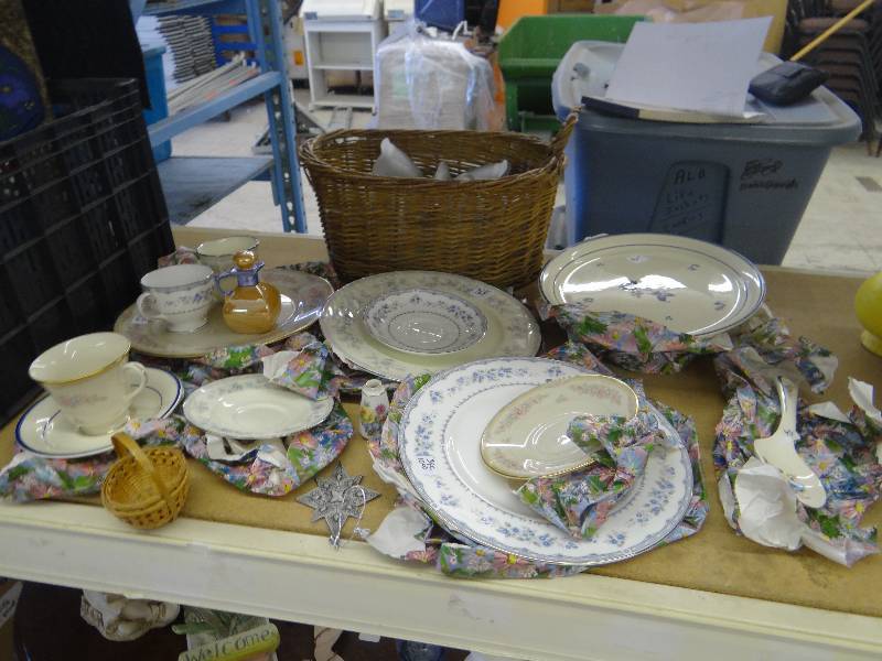 lot 336 image: LOt of glassware.