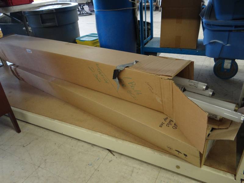 lot 349 image: 2 Boxes of 6 fluorescent bulbs.
