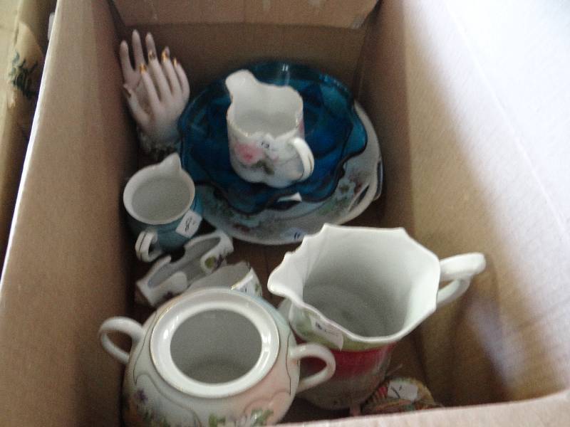 lot 351 image: Lot of glassware.