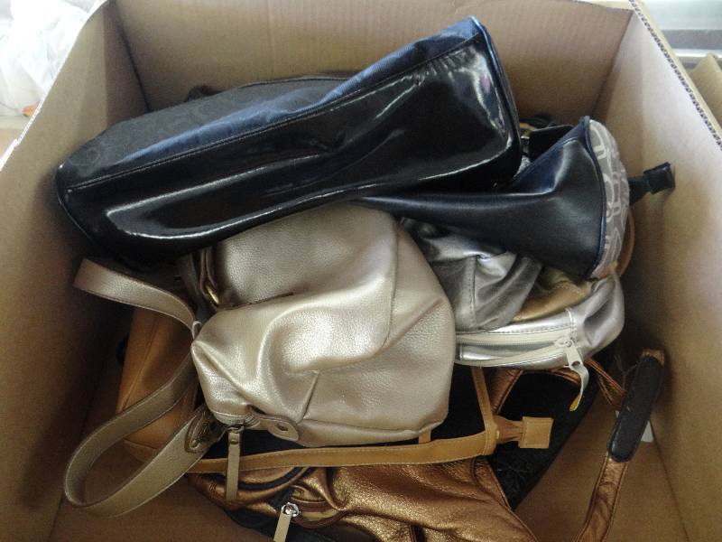 lot 352 image: Lot of purses.