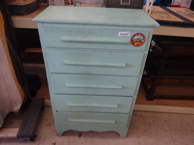 lot 359 image: 5 Drawer dresser.