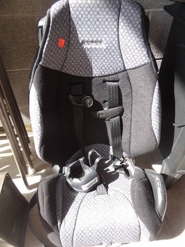 lot 382 image: Cosco baby seat.