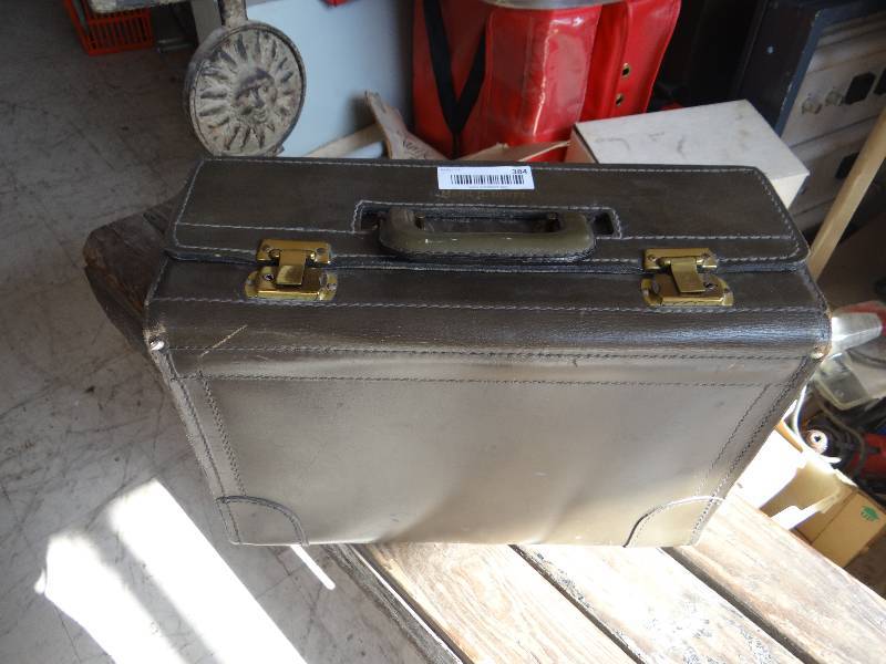 lot 384 image: Suitcase for paper work.