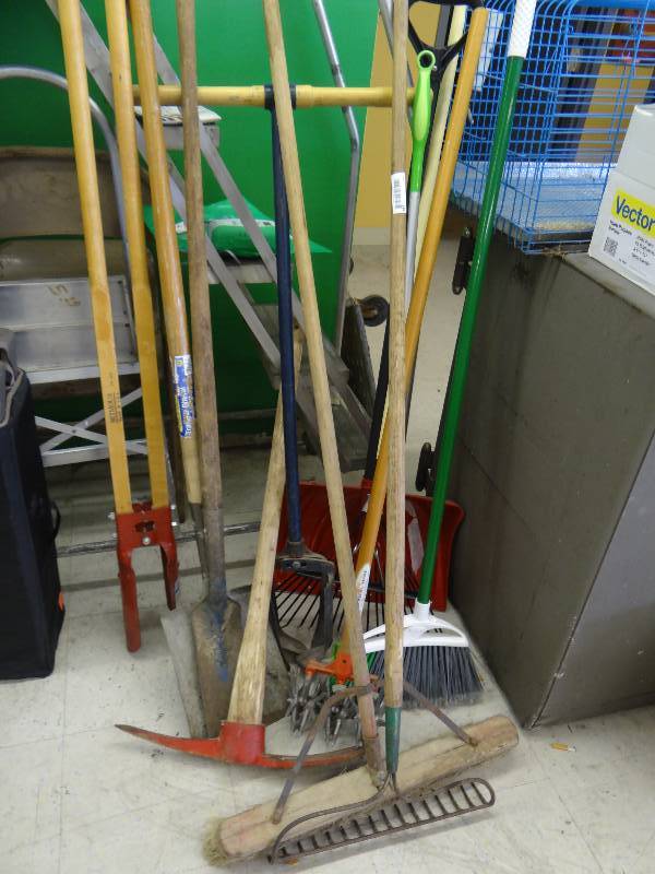 lot 388 image: Lawn care tools.